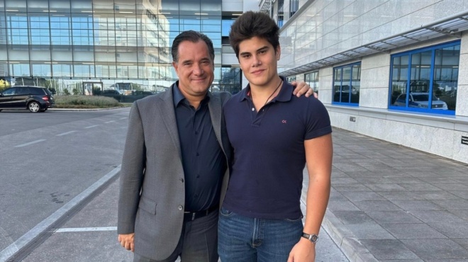 amp-8220-fototypia-amp-8221-tis-manolidoy-perifanos-mpampas-o-georgiadis-o-gios-toy-ekleise-ta-18-amp-038-einai-enas-goiteytikos-nearos-187748