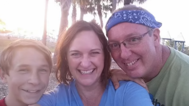 dakrysan-ki-oi-astynomikoi-ton-yiothetisan-apo-orfanotrofeio-7-chronia-prin-amp-038-toys-to-xeplirose-me-to-cheirotero-tropo-185036