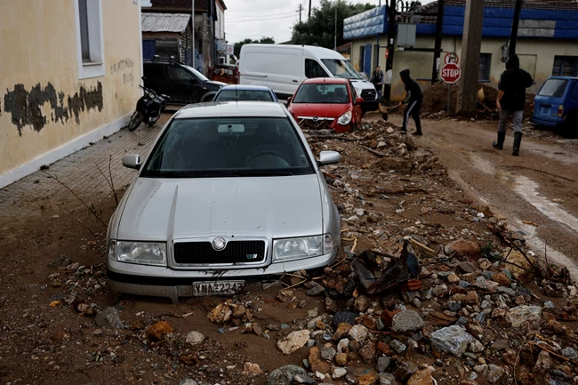Η κακοκαιρία Elias "σάρωσε" τον Βόλο 