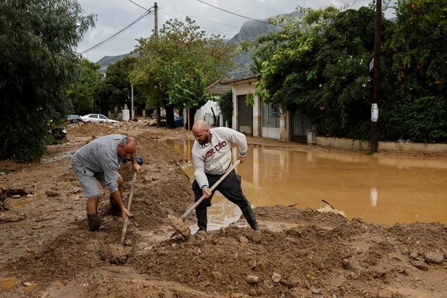 Η κακοκαιρία Elias "σάρωσε" τον Βόλο 