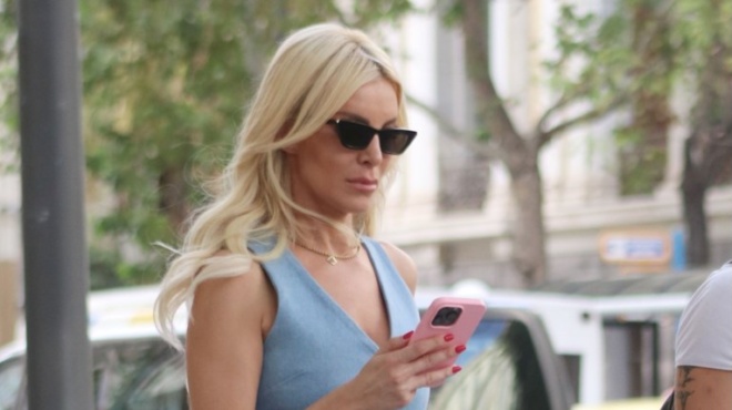 san-tin-thea-afroditi-i-katerina-kainoyrgioy-vgike-sto-dromo-me-ayto-to-ntysimo-kai-trelane-toys-perastikoys-197032