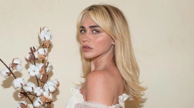 eisai-panaschimi-to-aparadekto-scholio-stin-koni-metaxa-kai-i-apantisi-tis-amp-8211-amp-8220-me-goystarei-o-syntrofos-tis-amp-8221-195146