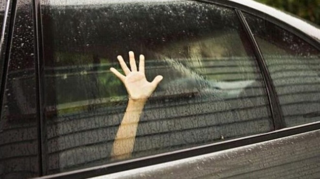 den-echei-teleiomo-ayti-i-katastasi-kleidosan-4chroni-mesa-sto-aytokinito-kai-efygan-eklaige-amp-038-oyrliaze-to-paidi-191872