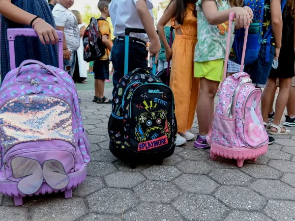 7χρονος θέλει να φοράει κοριτσίστικα ρούχα 