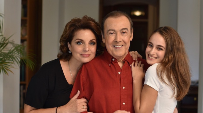 vazei-ta-gyalia-stis-influencers-i-64chroni-antzela-gkerekoy-pige-etsi-sto-aerodromio-amp-038-paredose-mathimata-stil-198327