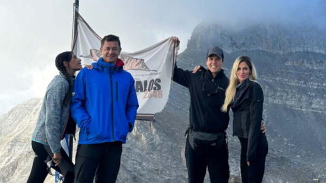 o-erotas-paei-sta-voyna-o-antonis-sroiter-amp-038-i-syzygos-toy-patisan-stin-koryfi-toy-olympoy-eikones-poy-kovoyn-tin-anasa-193793