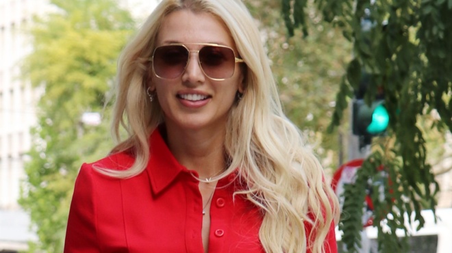 forese-ta-gucci-tis-amp-038-vgike-stilati-mama-i-spyropoyloy-travixe-ta-vlemmata-mera-mesimeri-sto-kentro-tis-athinas-193995