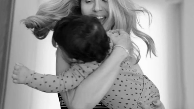 amp-8220-poso-ilithios-kosmos-kykloforei-amp-8221-pyr-kai-mania-me-tis-eikones-poy-antikrise-se-paidiki-chara-i-maria-iliaki-194035