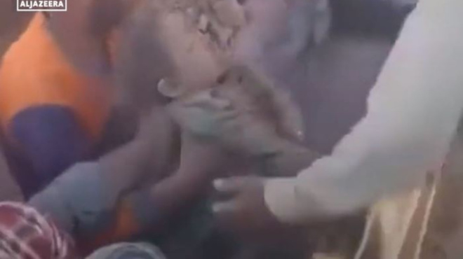 sygklonistiko-vinteo-moro-entopizetai-zontano-stin-agkalia-tis-nekris-miteras-toy-kato-apo-tonoys-petres-sto-afganistan-194112