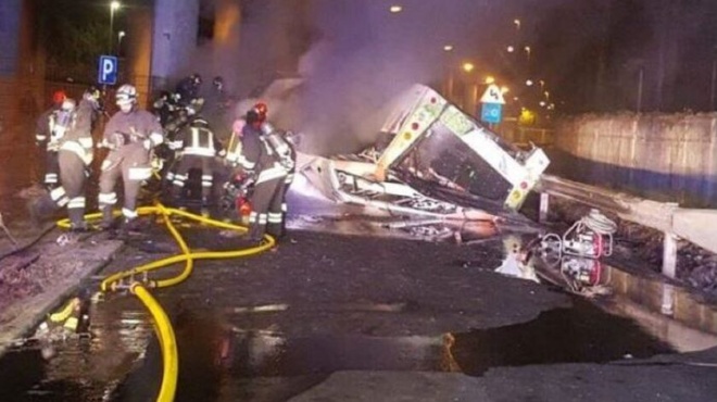 frikto-trochaio-me-21-nekroys-to-leoforeio-epese-apo-ti-gefyra-asyllipti-tragodia-sto-penthos-olokliri-i-italia-192531