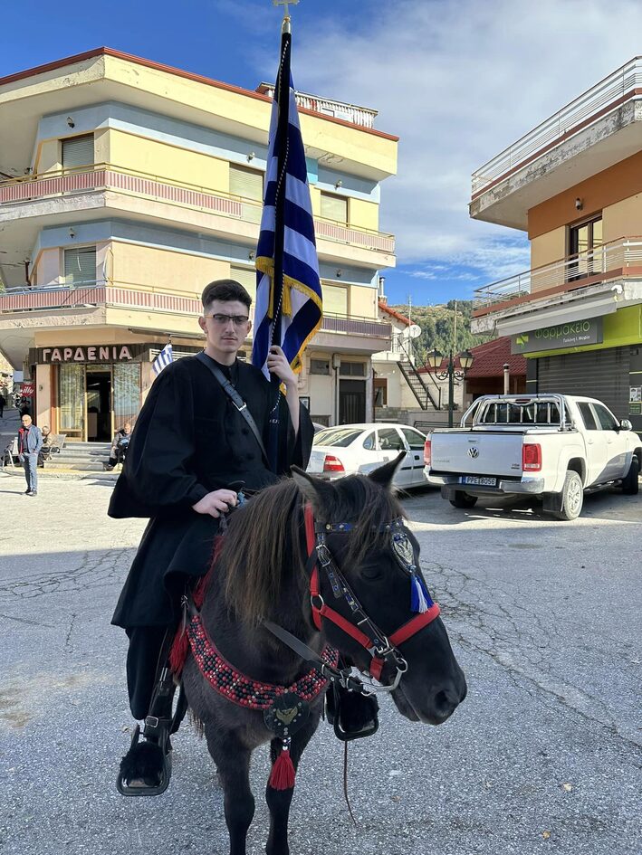 Έφιπποι νεαροί παρέλασαν στο Λιβάδι Ελασσόνας
