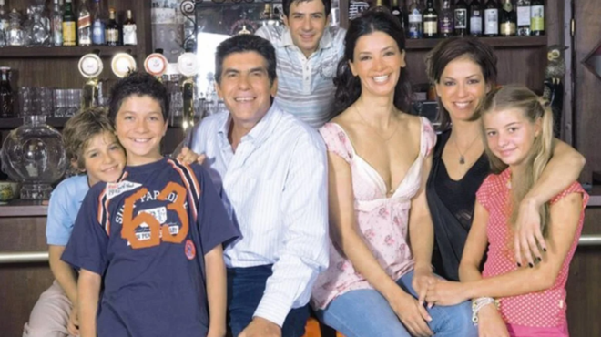 mazi-sas-megalosame-ta-aderfia-mayrotsoykaloi-ekanan-reunion-einai-agnoristoi-amp-038-thymisan-oraies-epoches-se-oloys-199113