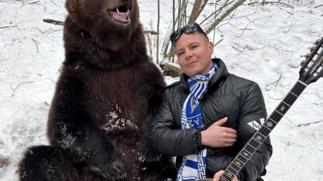 larisaios-meraklis-trelane-panemorfi-astynomiko-sti-vrazilia-koritsara-moy-tha-se-paro-stin-ellada-me-tis-cheiropedes-parea-192286