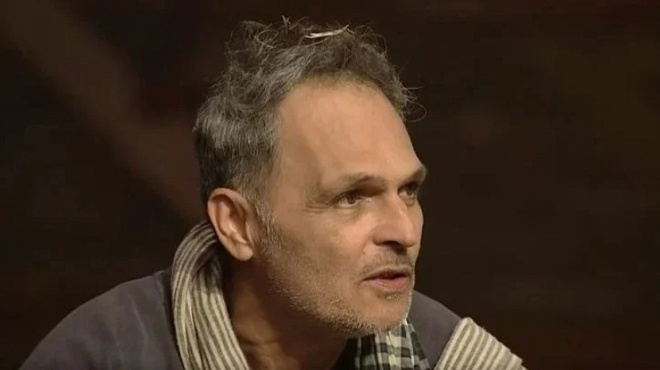 sta-mayra-kathismenos-amp-038-emfanos-katavevlimenos-fotografia-ntokoymento-toy-stamati-gardeli-apo-to-dafni-205903