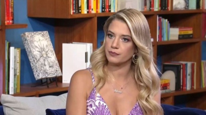 tzeni-theona-ena-paidi-chreiazetai-asfales-plaisio-amp-038-agapi-eite-einai-dyo-mpampades-eite-dyo-mamades-206469