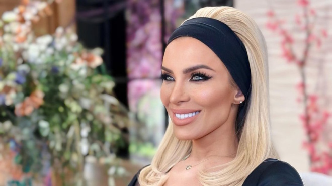 ypoklithikan-oloi-i-katerina-kainoyrgioy-pozarei-me-ti-giagia-tis-amp-038-apodeiknyei-pos-i-omorfia-einai-thema-dna-207292