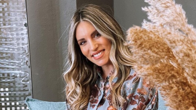 oloi-anarotiontoysan-an-skistike-soysoyro-me-tin-athina-oikonomakoy-pige-se-premiera-me-ayto-to-ntysimo-amp-038-egine-chamos-208078