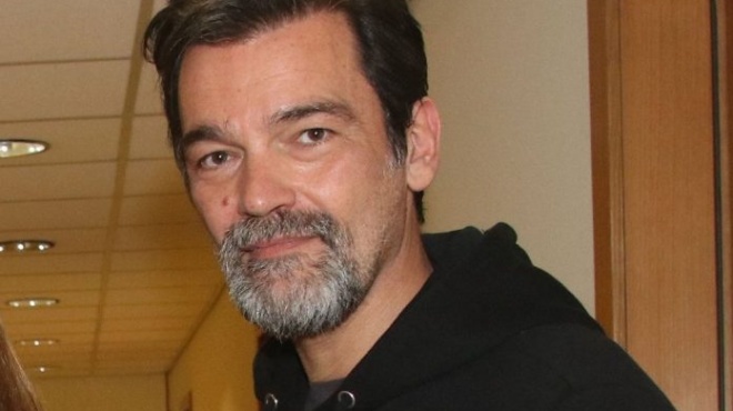 treis-genies-kazakoi-se-mia-foto-o-konstantinos-kazakos-agkalia-me-ton-gio-toy-amp-8211-i-sygkinitiki-anartisi-208243