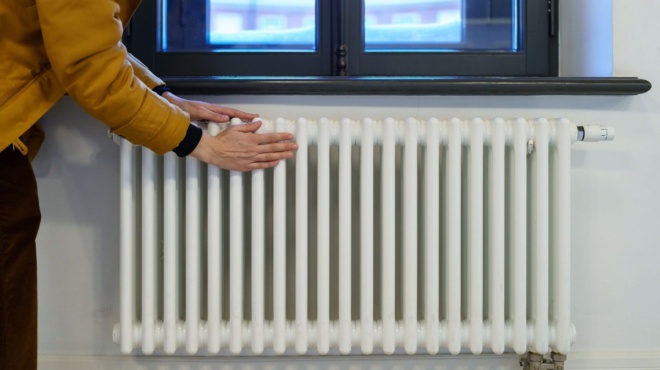 mathame-epiteloys-tin-apantisi-einai-pio-oikonomiko-na-anoigokleinoyme-ti-thermansi-i-na-tin-afinoyme-anoichti-oli-mera-208250