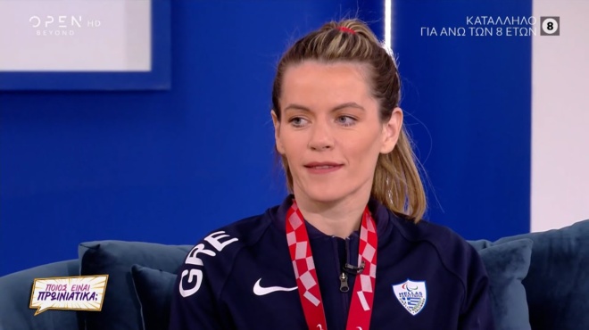 tin-cheirokrotise-olo-to-monastiraki-paraolympionikis-katevike-tis-kyliomenes-skales-toy-metro-me-to-anapiriko-amaxidio-201910