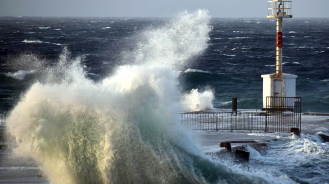 asylliptes-eikones-sto-limani-tis-tinoy-xypolitoi-kai-me-sakoyles-sta-podia-epivivastikan-sto-ploio-logo-kakokairias-201197