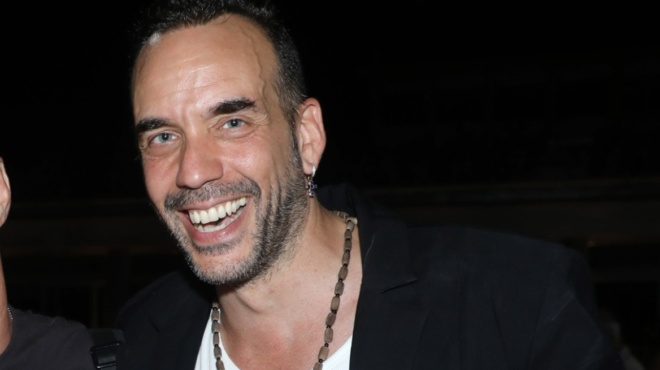 ekeinos-me-starakia-ayti-me-kampana-moyzoyrakis-kozari-afisan-tin-kori-toys-spiti-vgikan-exo-amp-038-eginan-theama-200458