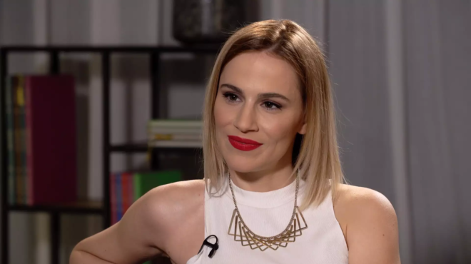 apokalypse-to-provlima-gia-1i-fora-aytos-einai-o-logos-poy-i-nantia-mpoyle-den-echei-pantreytei-me-ton-syntrofo-tis-201559