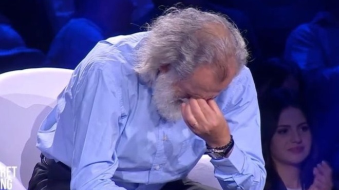 amp-8220-panagia-moy-de-mporo-na-miliso-amp-8221-amp-8220-lygise-amp-8221-o-michalis-aerakis-stin-premiera-tis-germanoy-me-ayto-poy-antikryse-203616