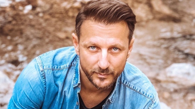 ekeinos-45-ekeini-i-terastia-diafora-ilikias-toy-karafoti-apo-ti-syntrofo-toy-amp-038-oi-epemvaseis-gia-na-deichnei-mikroteros-203927