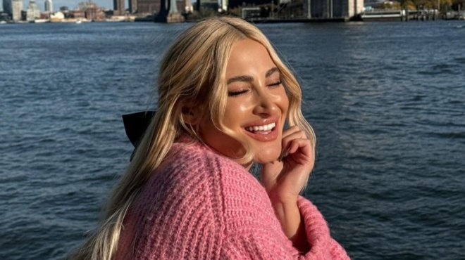 echei-to-pio-asynithisto-chroma-ftanei-mechri-to-tavani-i-ioanna-toyni-stolise-gia-ta-prota-christoygenna-me-ton-gio-tis-208015