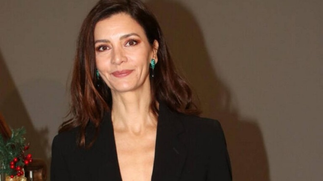 oloi-koitoysan-ta-podia-tis-i-kalloni-katerina-lechoy-emfanistike-sto-theatro-me-mini-alla-oloi-scholiasan-kati-allo-206571