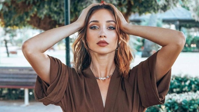 apastraptoysa-kalloni-i-dimitra-vamvakoysi-vgike-entelos-moni-ston-6o-mina-egkymosynis-amp-038-astrapsan-ta-flas-207415