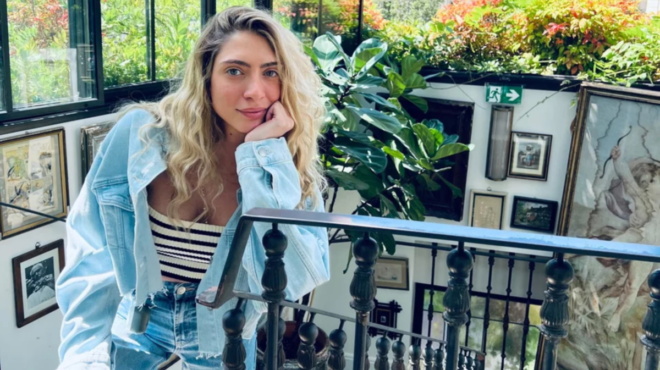 eiche-sta-podia-tis-720-eyro-i-mariloy-kozari-vgike-volta-me-ton-pano-moyzoyraki-amp-038-oloi-scholiazan-ta-papoytsia-tis-204344