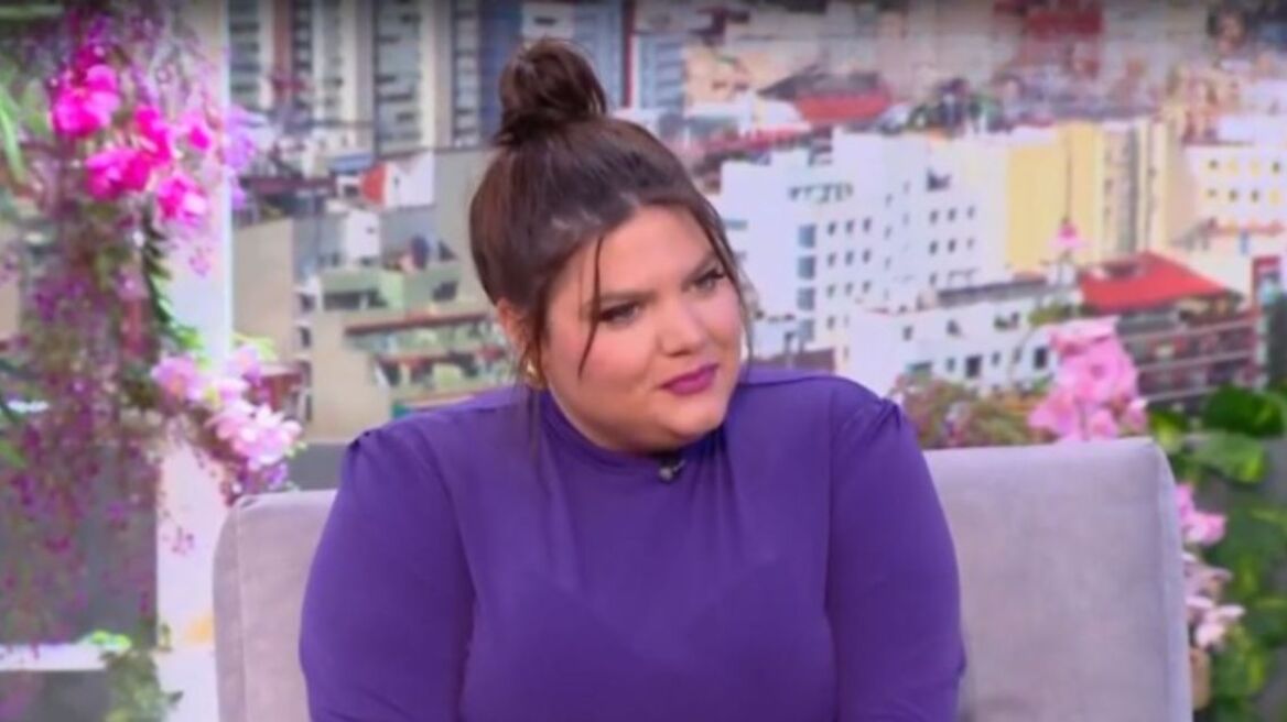 Ούτε μαύρα, ούτε κόκκινα: Το φόρεμα της Δανάης Μπάρκα είναι η Νο1 τάση για τις γιορτές & κολακεύει κάθε σωματότυπο