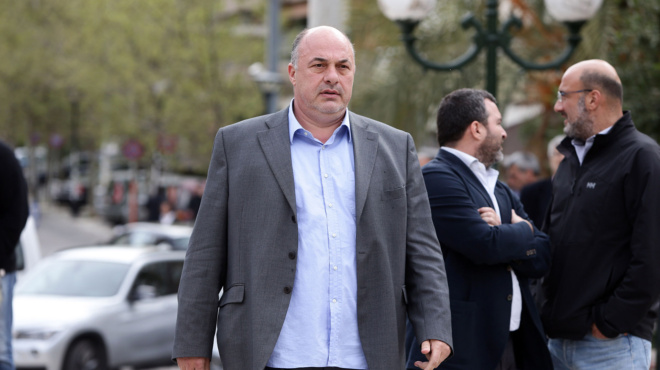 xanachtypa-o-achilleas-mpeos-ta-paidia-megalonoyn-me-patera-kai-mana-amp-8211-na-teleiosei-ayti-i-komodia-agoria-207607