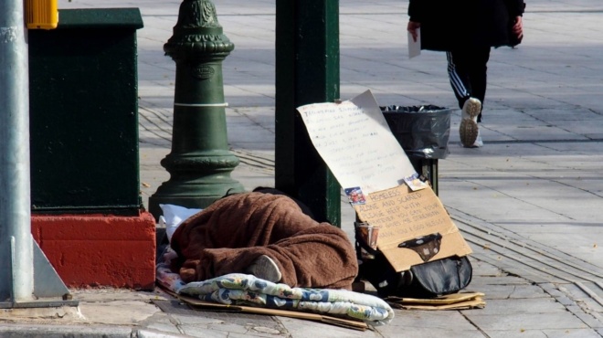 mpravo-sta-palikaria-astynomikoi-agorasan-papoytsia-kai-kaltses-se-astego-sto-kentro-tis-athinas-214691