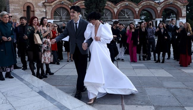 saten-viktoriano-me-foyskota-manikia-to-paramythenio-nyfiko-tis-elenas-topalidoy-itan-epilogi-toy-gamproy-212244