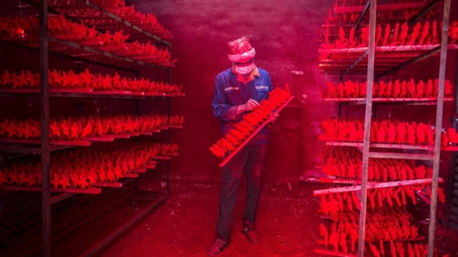 i-skliri-alitheia-ton-giorton-piso-apo-ti-chrysoskoni-oi-amp-8220-mayres-amp-8221-synthikes-mesa-se-ena-ergostasio-christoygennon-215380