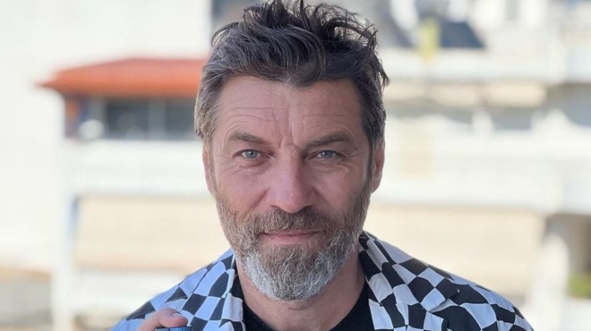 me-1-foto-amp-038-5-lexeis-o-giannis-stankogloy-amp-8220-spaei-amp-8221-ti-siopi-toy-meta-ton-salo-gia-schesi-me-gnosti-paroysiastria-209633