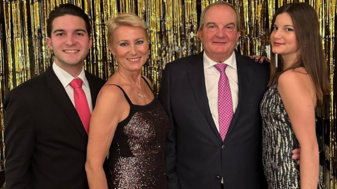 aristokratissa-apo-tis-liges-i-natasa-paza-ti-pozarei-mesa-sto-archontiko-saloni-tis-mprosta-sto-christoygenniatiko-dentro-213943