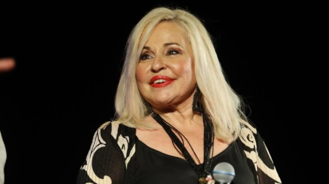 mpessy-argyraki-symfono-sto-na-pantreyontai-ta-omofyla-zeygaria-alla-ochi-sto-na-yiothetoyn-paidia-210205