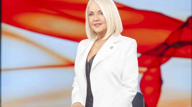 me-dichtyoto-kalson-ston-kanape-tis-i-royla-koromila-pozarei-sta-66-tis-san-star-toy-choligoynt-amp-038-anastatonei-ta-plithi-210392