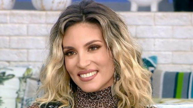 koyklos-7-chronia-megalytero-tis-i-athina-oikonomakoy-pozarei-me-ton-aderfo-tis-amp-038-oloi-scholiazoyn-to-idio-pragma-213174