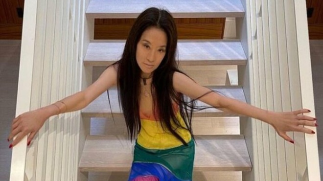 panemorfi-kyria-74-eton-einai-idia-me-tis-40-chronia-mikroteres-kores-tis-amp-038-oloi-tis-mperdeyoyn-gia-aderfes-tis-216621