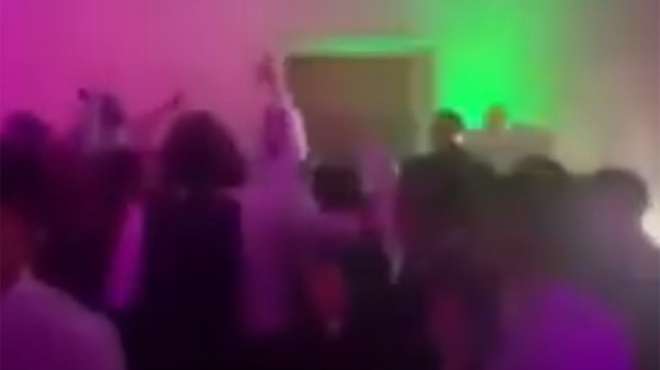 apo-ti-chara-stin-tragodia-i-sokaristiki-stigmi-poy-patoma-katarreei-se-glenti-gamoy-parasernontas-neonymfoys-amp-038-kalesmenoys-224064