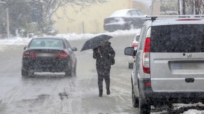 ektakto-deltio-emy-chlomiasan-oi-meteorologoi-me-ayto-poy-erchetai-amp-8211-chionia-se-dyo-doseis-akomi-amp-038-mesa-stin-athina-225323