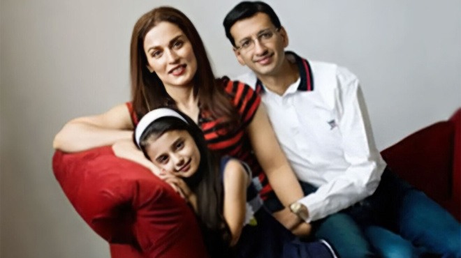 adianoiti-friki-chroniares-meres-57chronos-epeicheirimatias-skotose-tin-koroyla-amp-038-ti-syzygo-toy-epeidi-chrokopise-218653