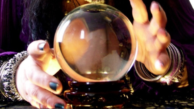 machairia-stin-psychi-i-profiteia-toy-sygchronoy-nostradamoy-ayta-poy-erchontai-to-2024-218660