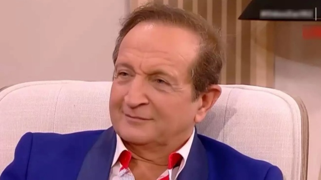 to-mystiko-tis-omorfias-toy-spyroy-mpimpila-den-yparchei-imera-poy-na-min-kano-katharismo-prosopoy-kai-na-min-valo-kremes-226192