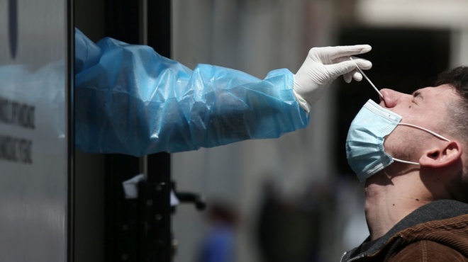 oyte-vichas-oyte-ypsilos-pyretos-to-1o-simadi-tin-neas-metallaxis-poy-amp-8220-fonazei-amp-8221-oti-kollises-prin-to-thetiko-test-218771